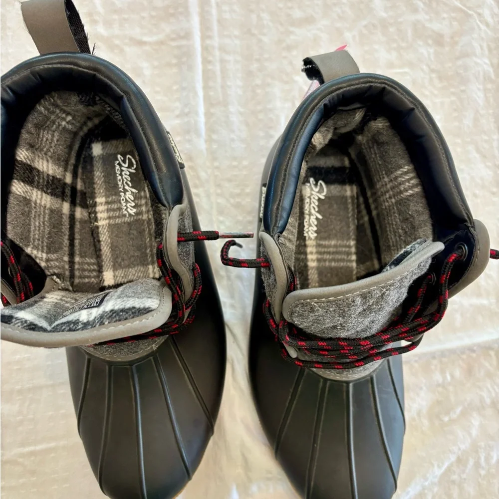 New with Tags! Skechers Black and Gray Winter Boots with Waterproof Base - Picture 4 of 9